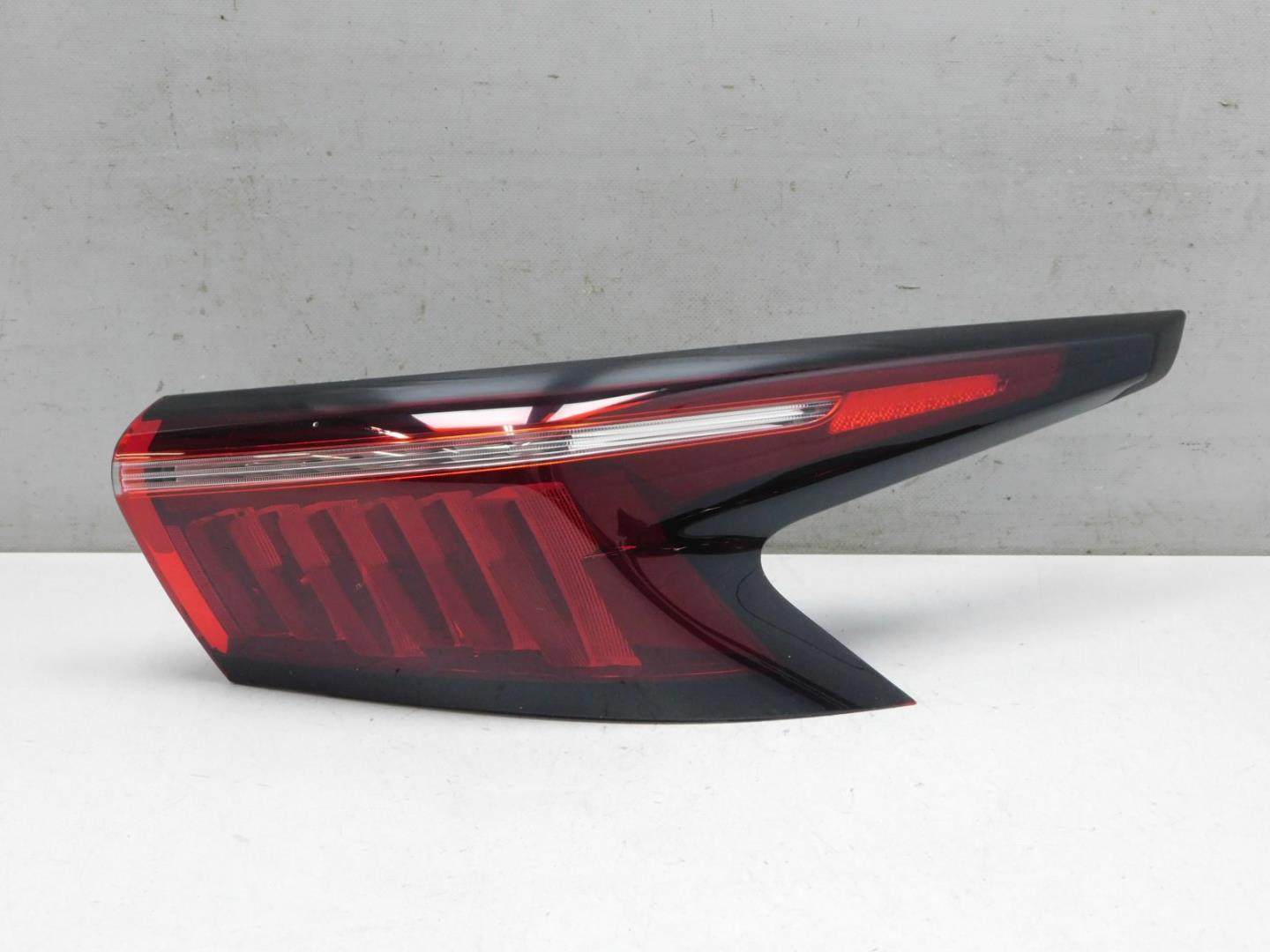 Фонарь задний наружный правый