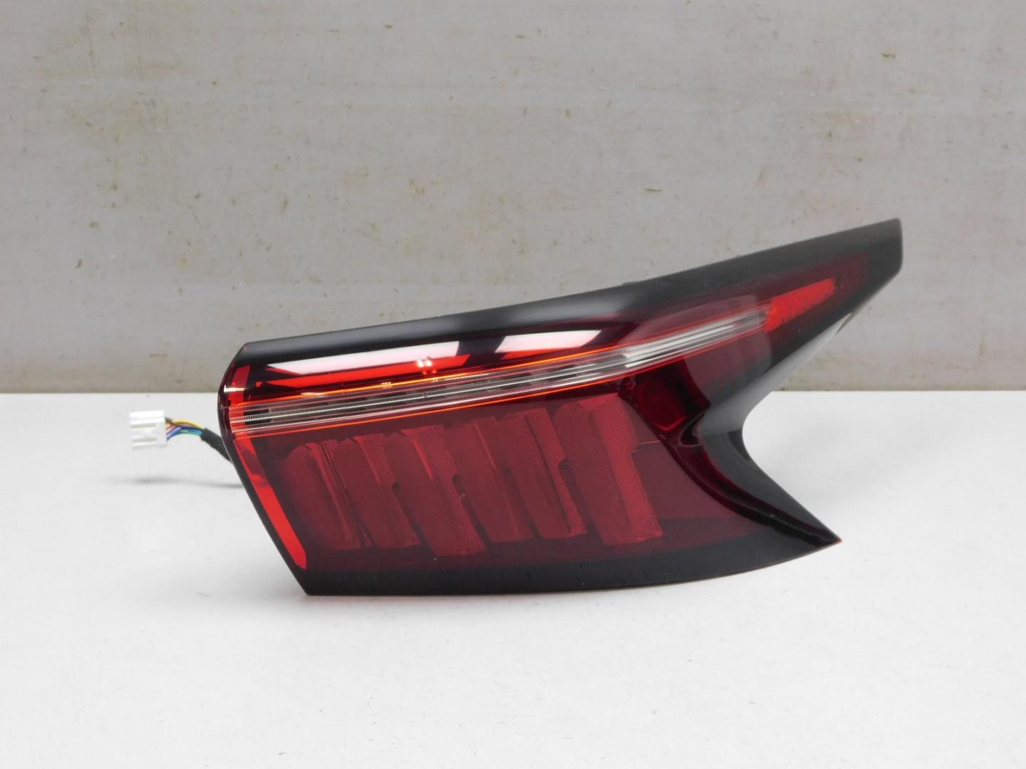 Фонарь задний наружный правый