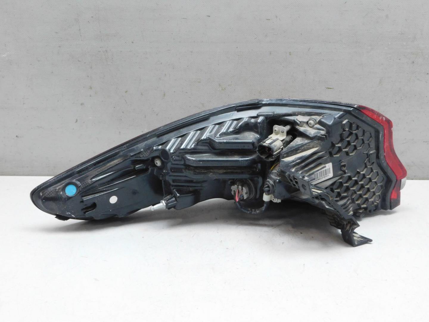 Фонарь задний наружный правый