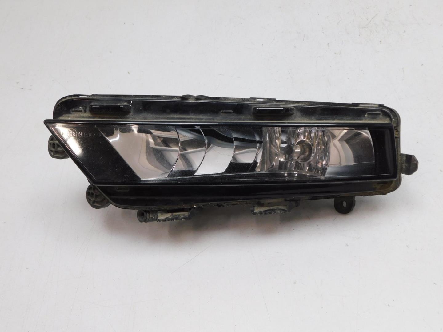 Фара противотуманная левая