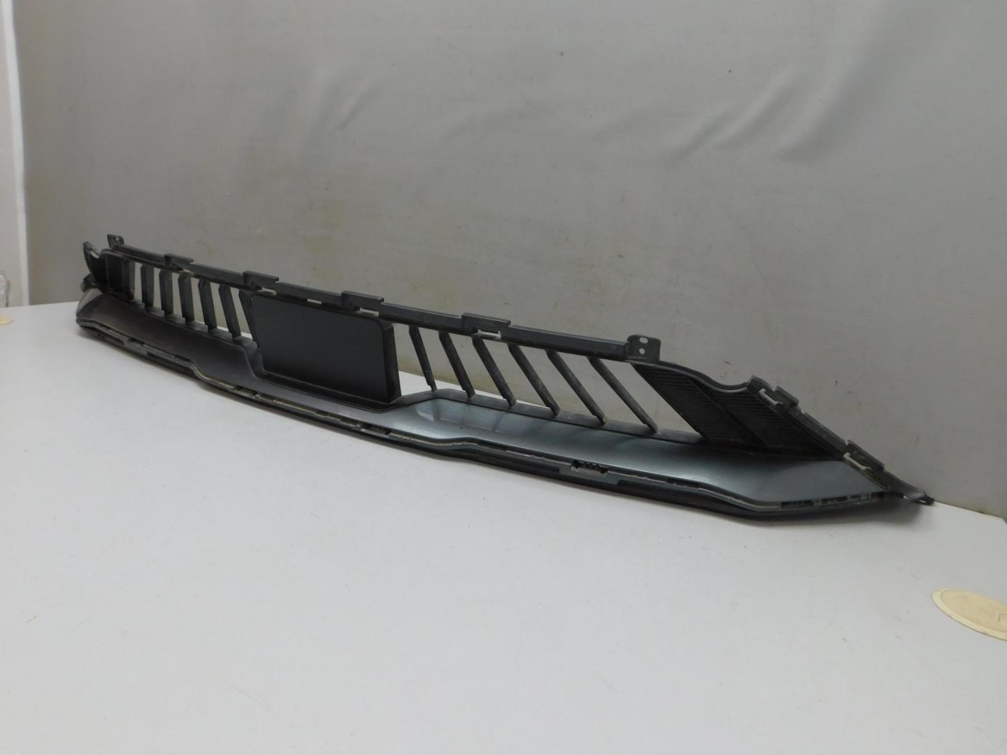 Решетка в бампер центральная