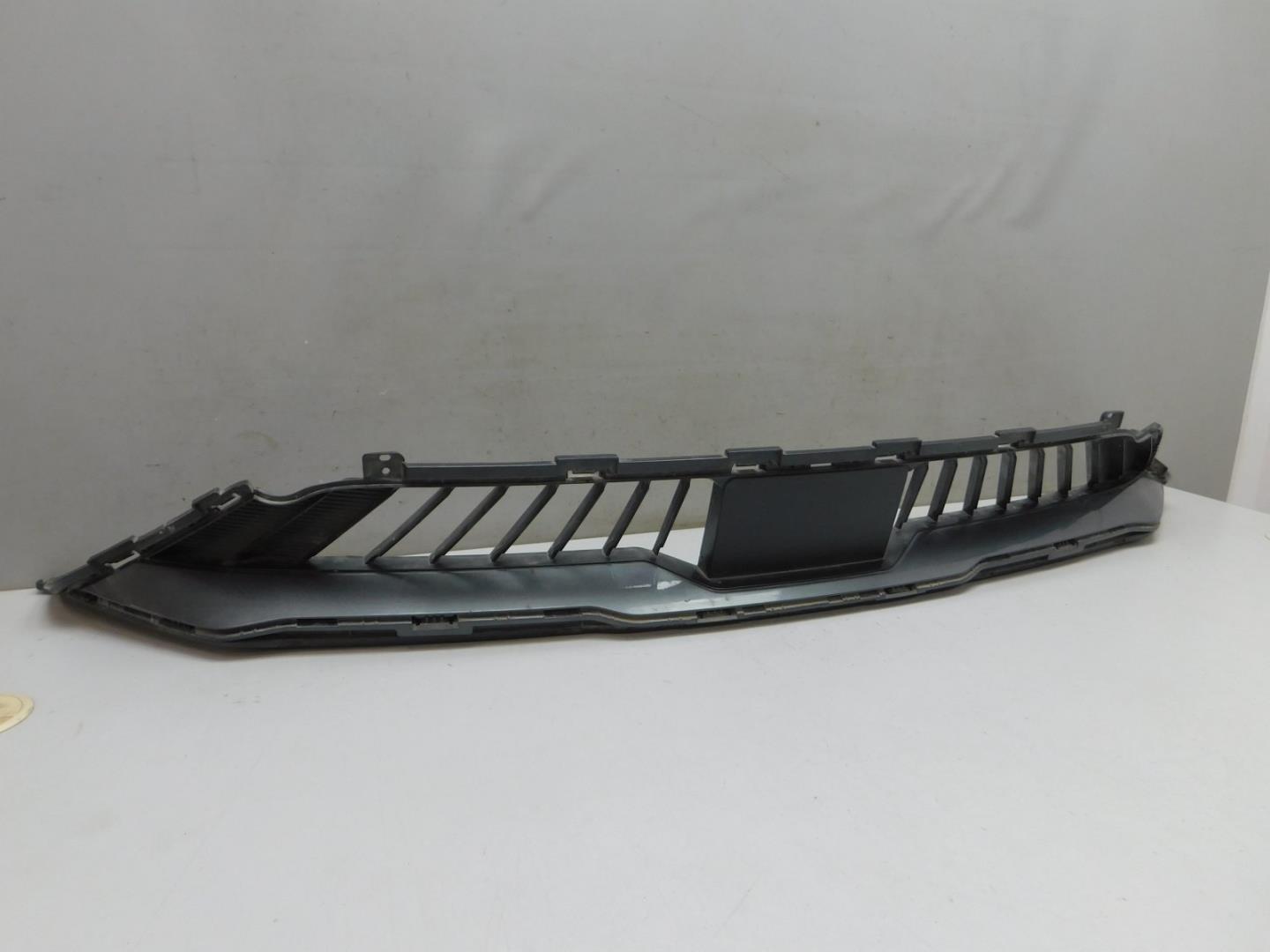 Решетка в бампер центральная