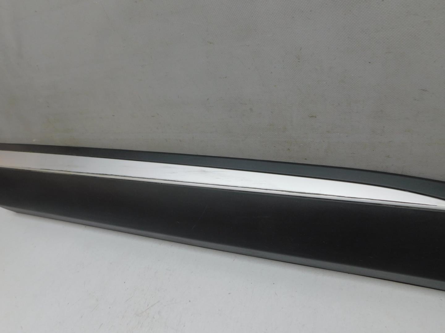 Накладка двери передней правой