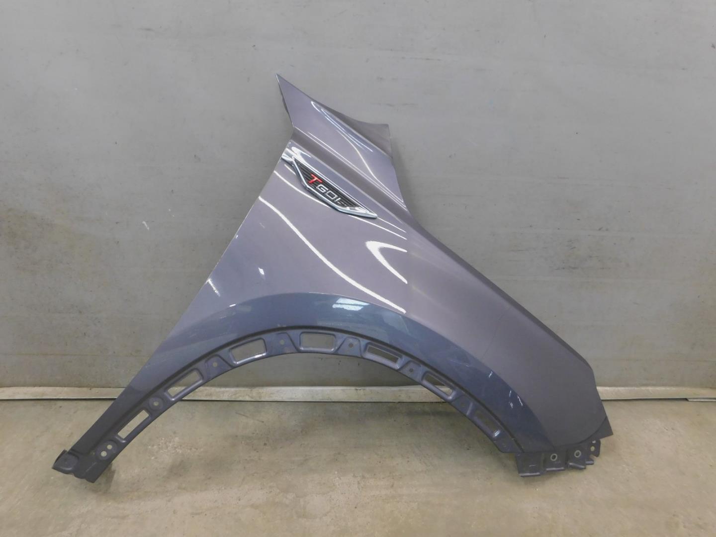 Крыло переднее правое