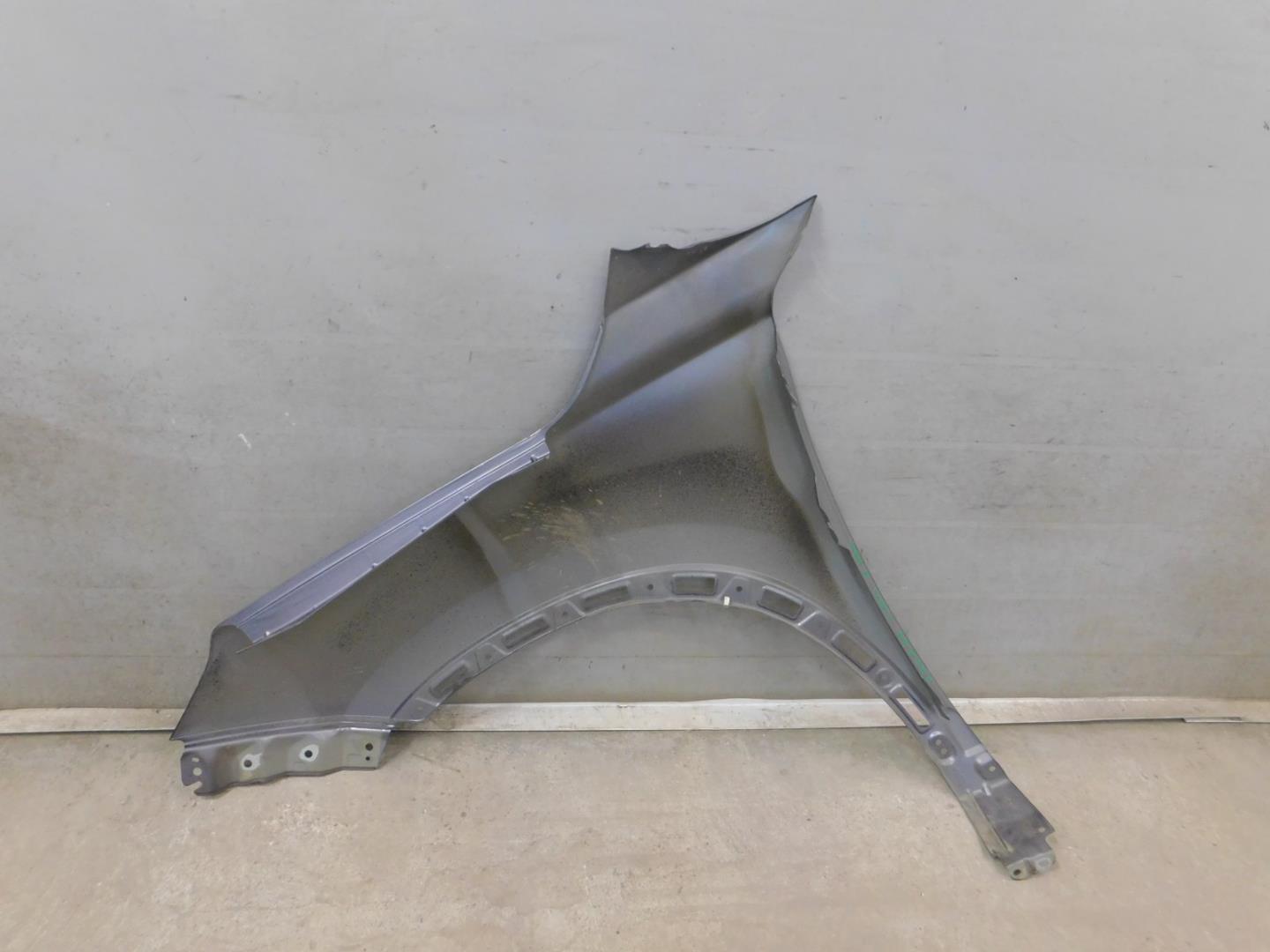 Крыло переднее правое