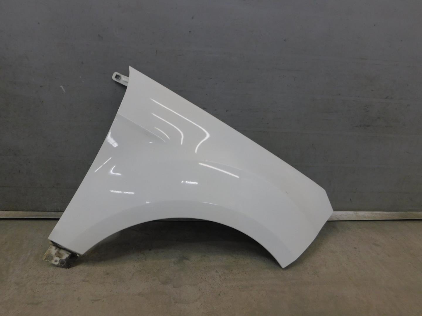 Крыло переднее правое