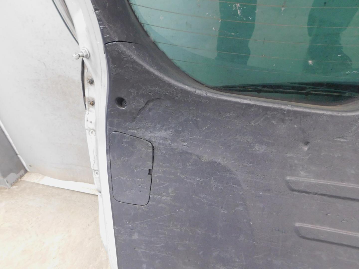 Дверь багажника