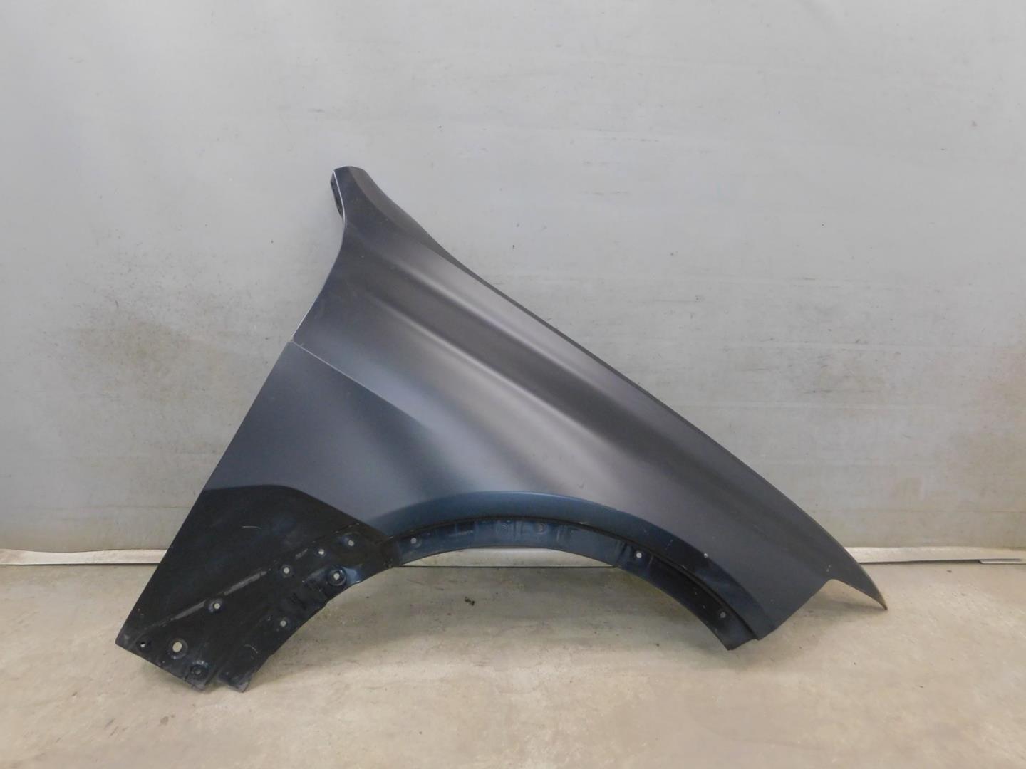 Крыло переднее правое