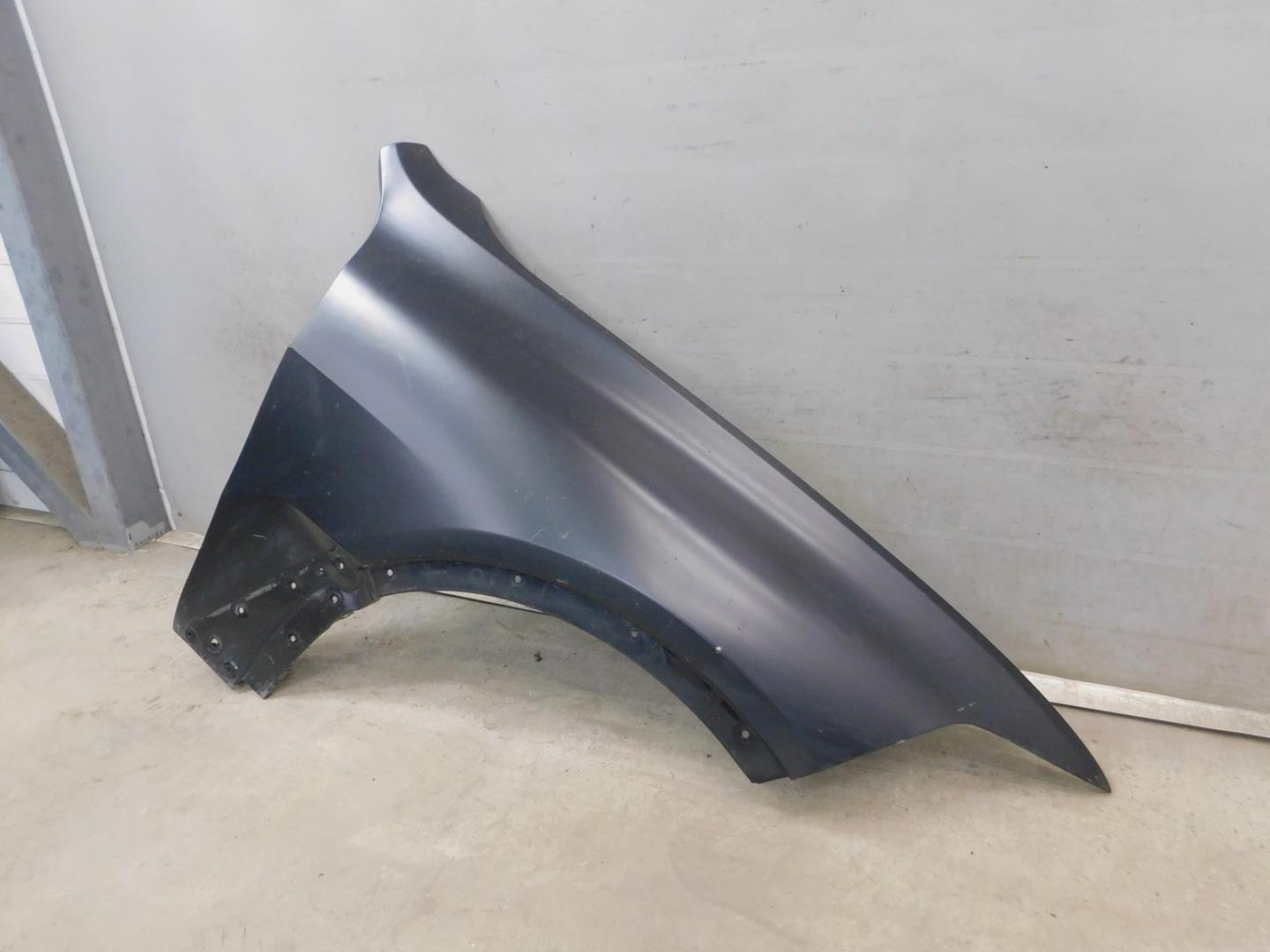 Крыло переднее правое