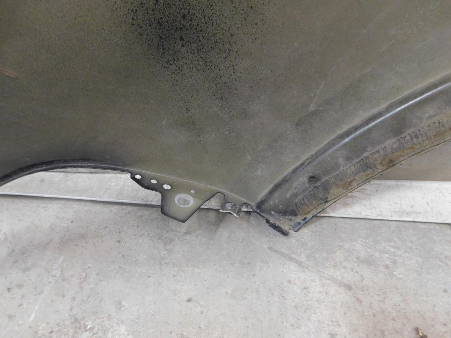 Крыло переднее правое