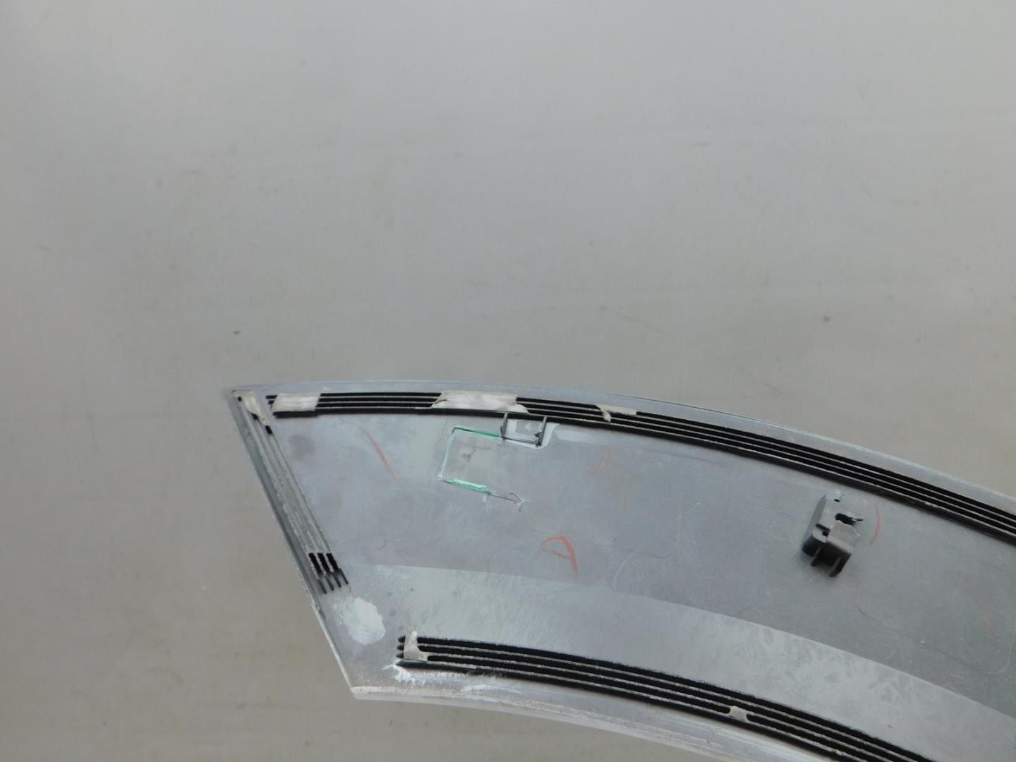 Накладка заднего крыла левого