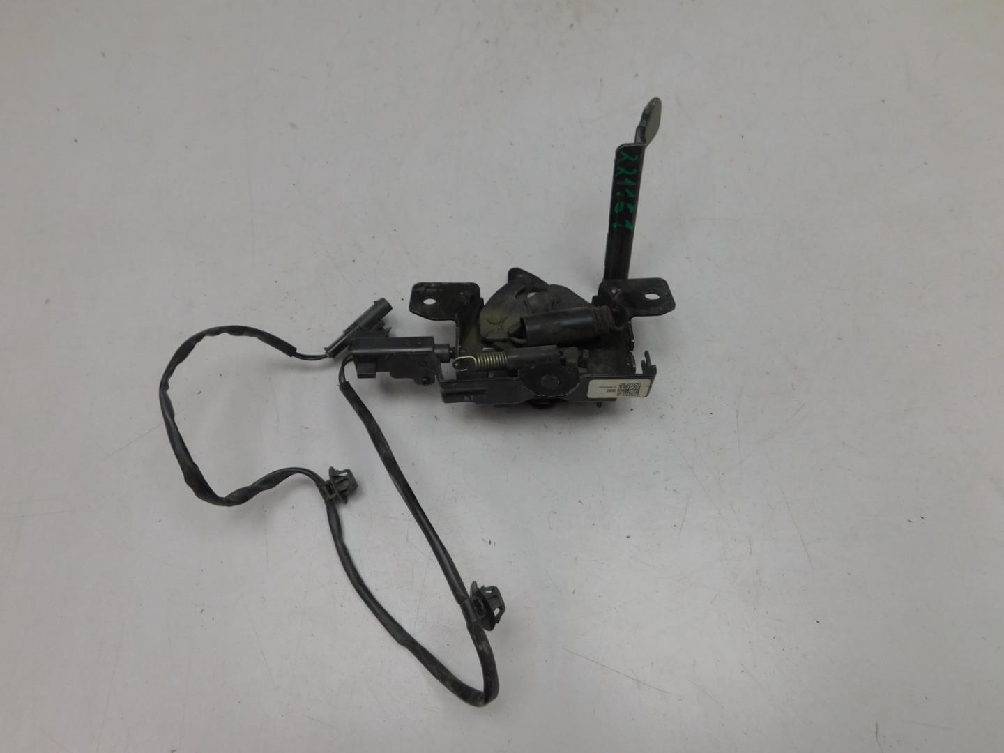 Замок капота