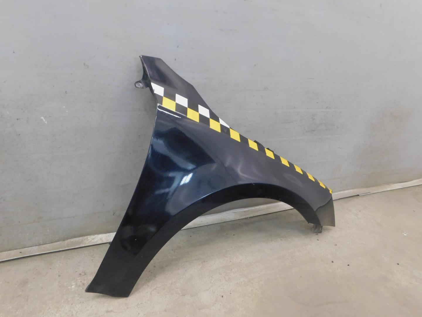 Крыло переднее правое