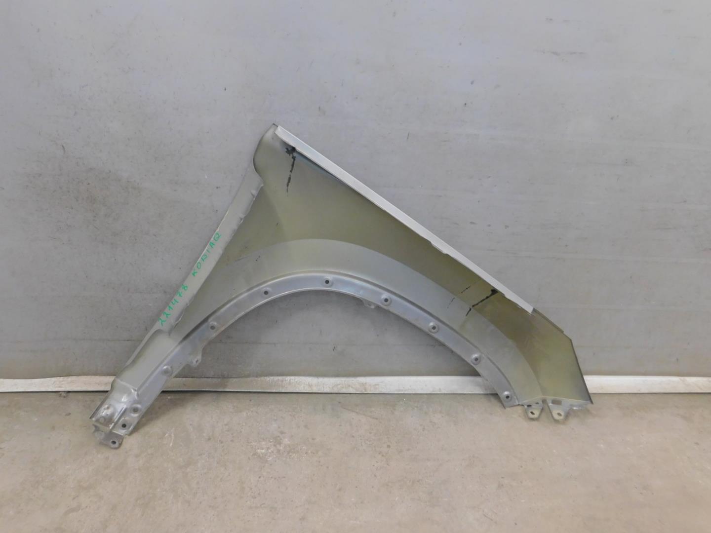 Крыло переднее левое