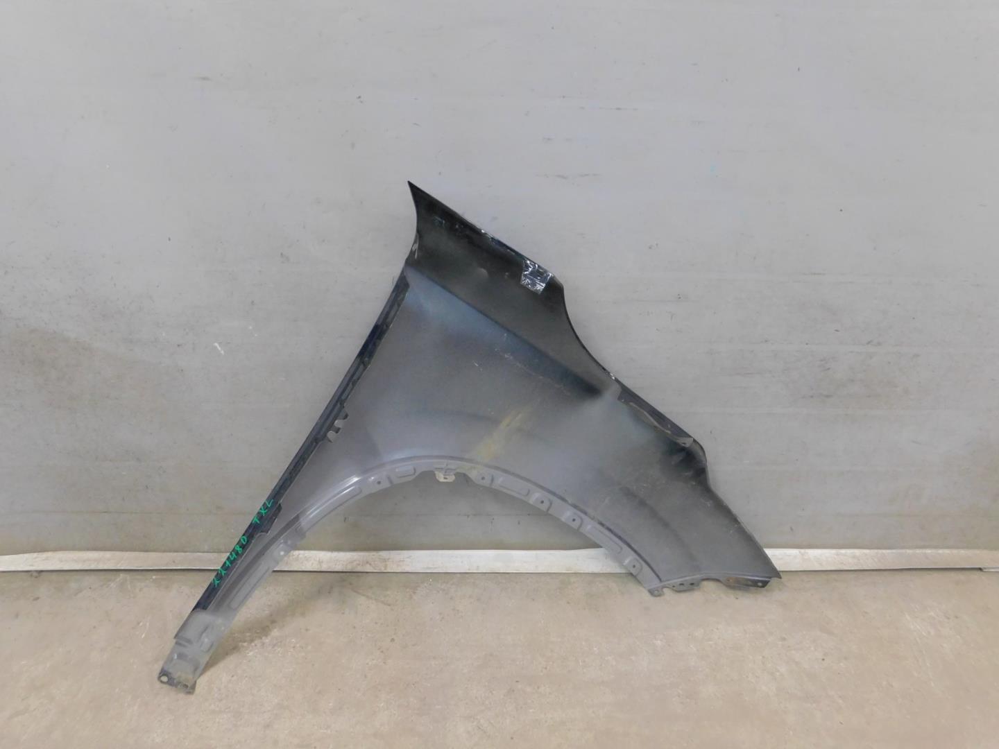 Крыло переднее левое