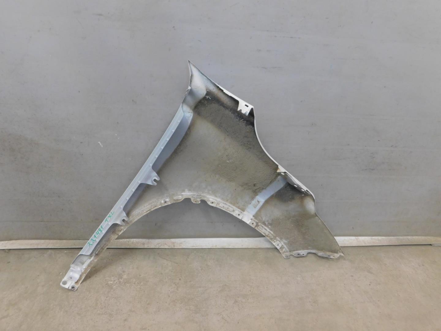 Крыло переднее левое
