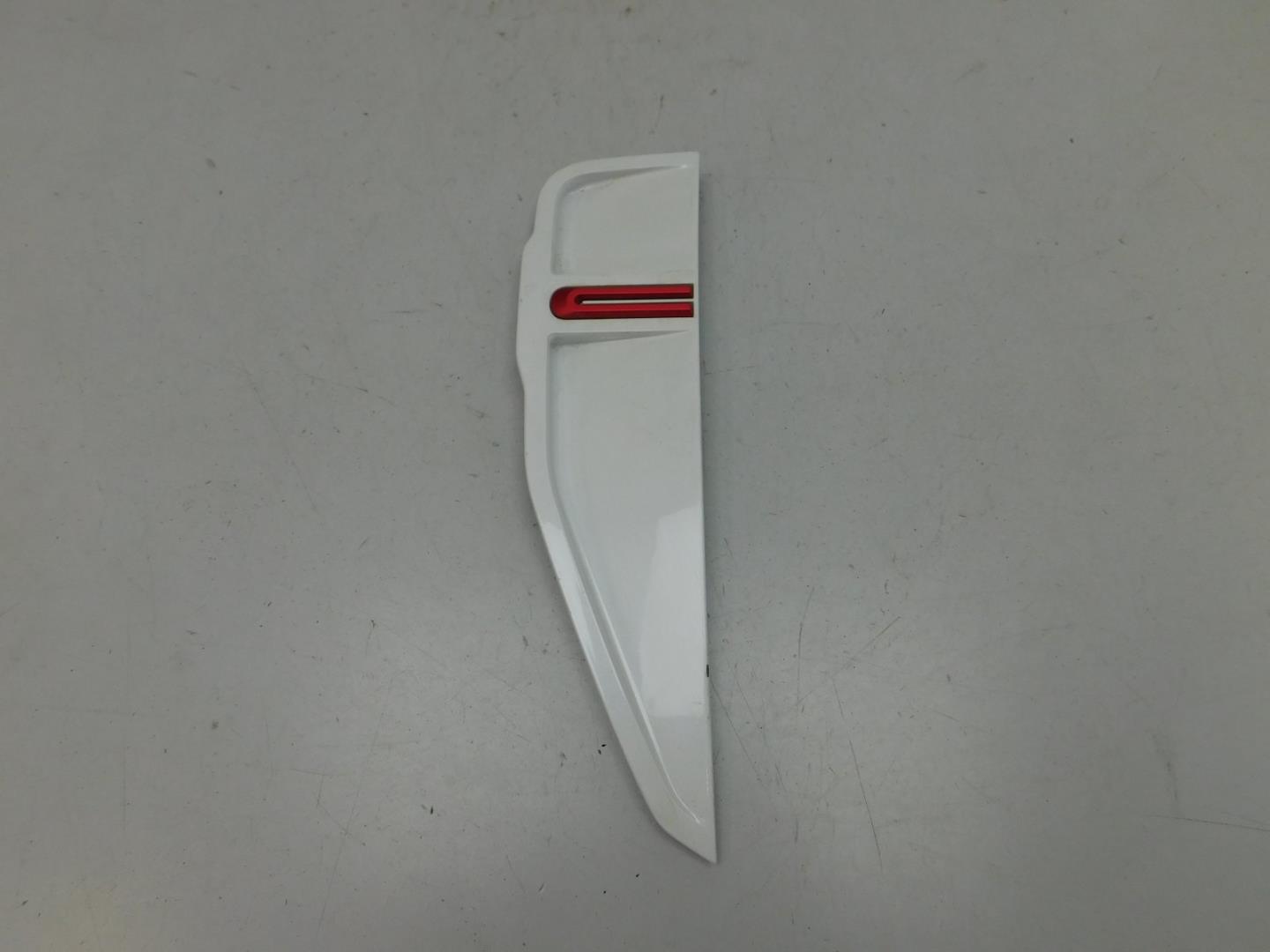 Накладка переднего крыла левого