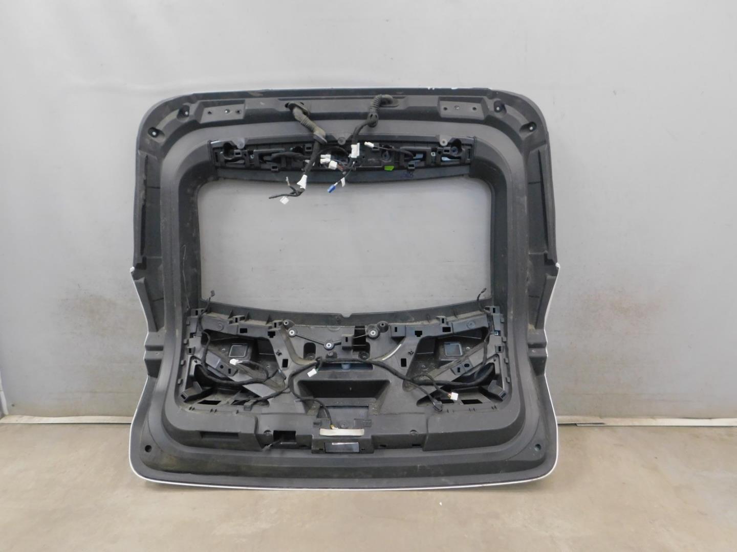 Дверь багажника