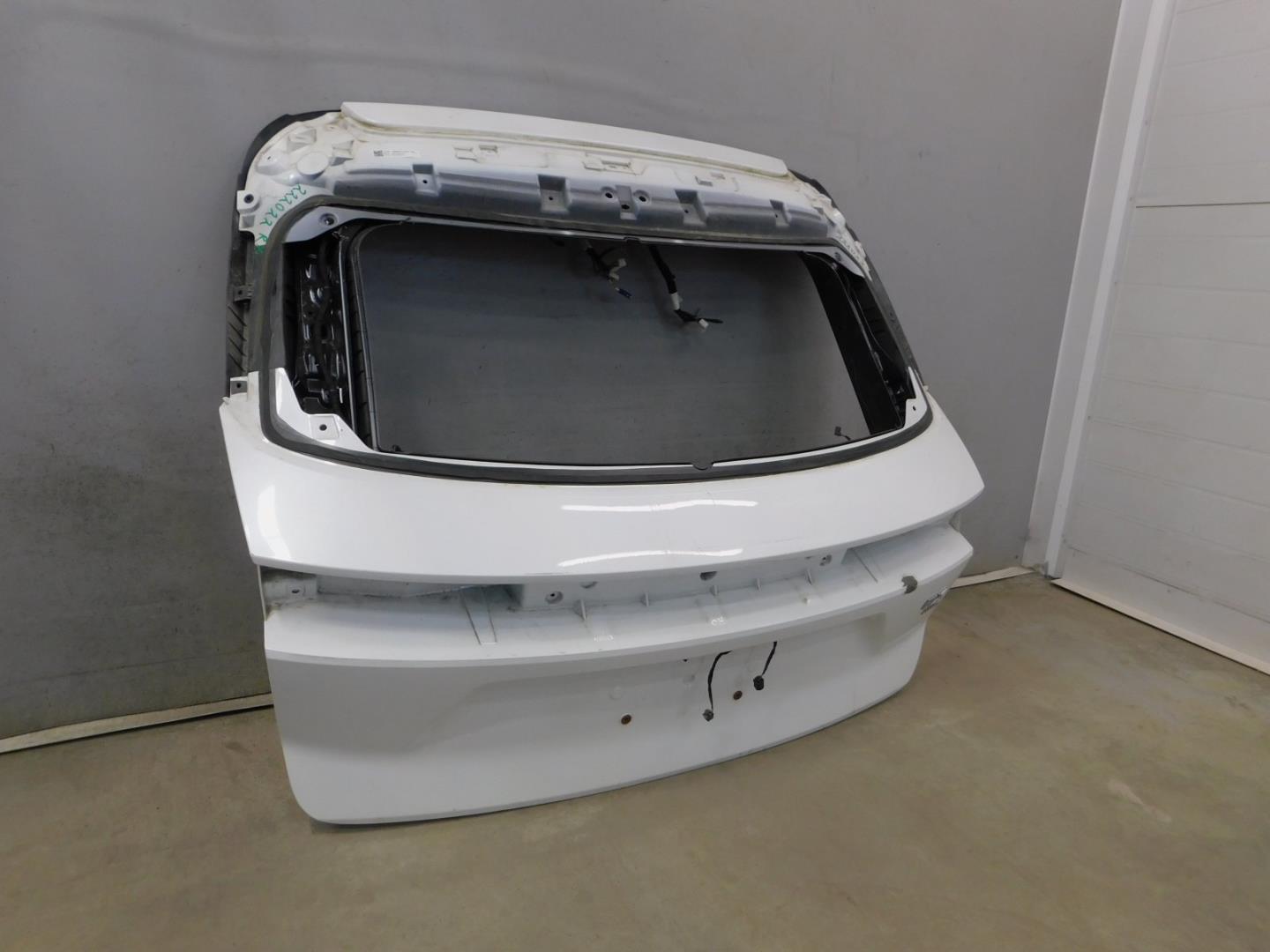 Дверь багажника