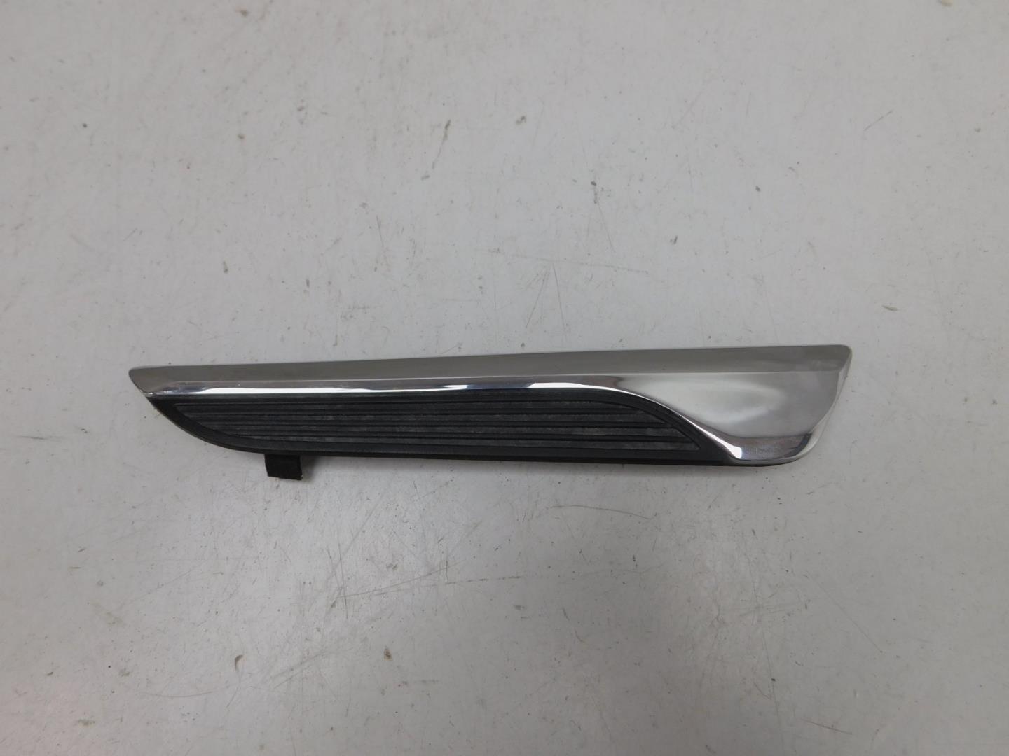 Накладка переднего крыла левого