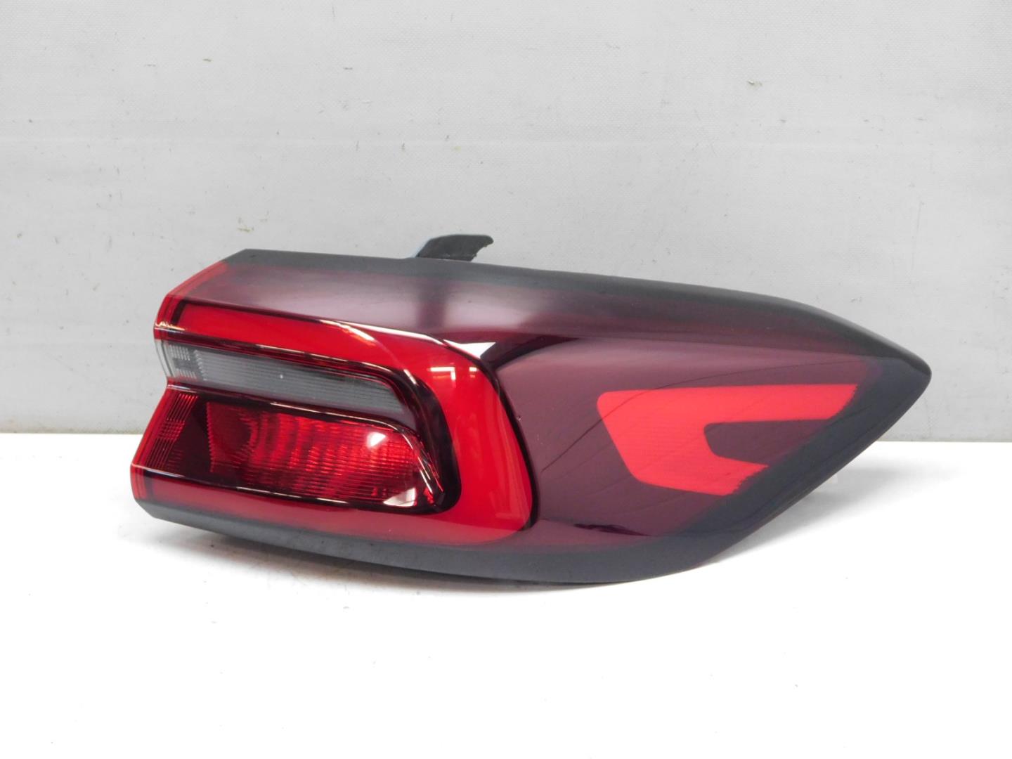 Фонарь задний наружный правый