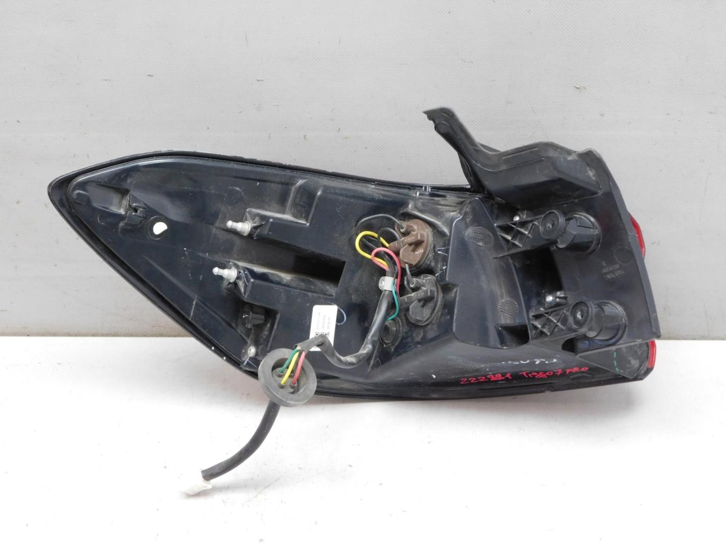 Фонарь задний наружный правый