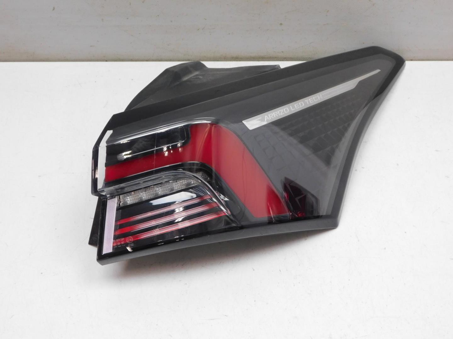 Фонарь задний наружный правый