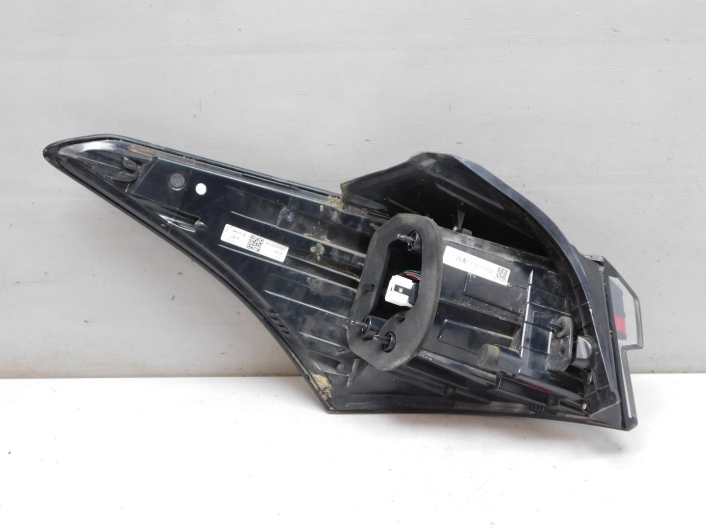 Фонарь задний наружный правый