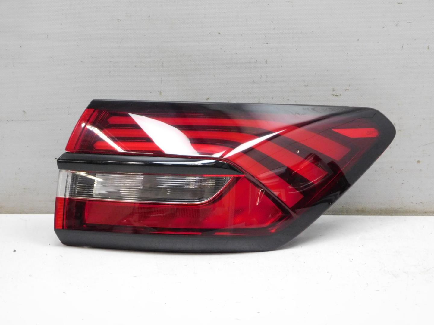 Фонарь задний наружный правый