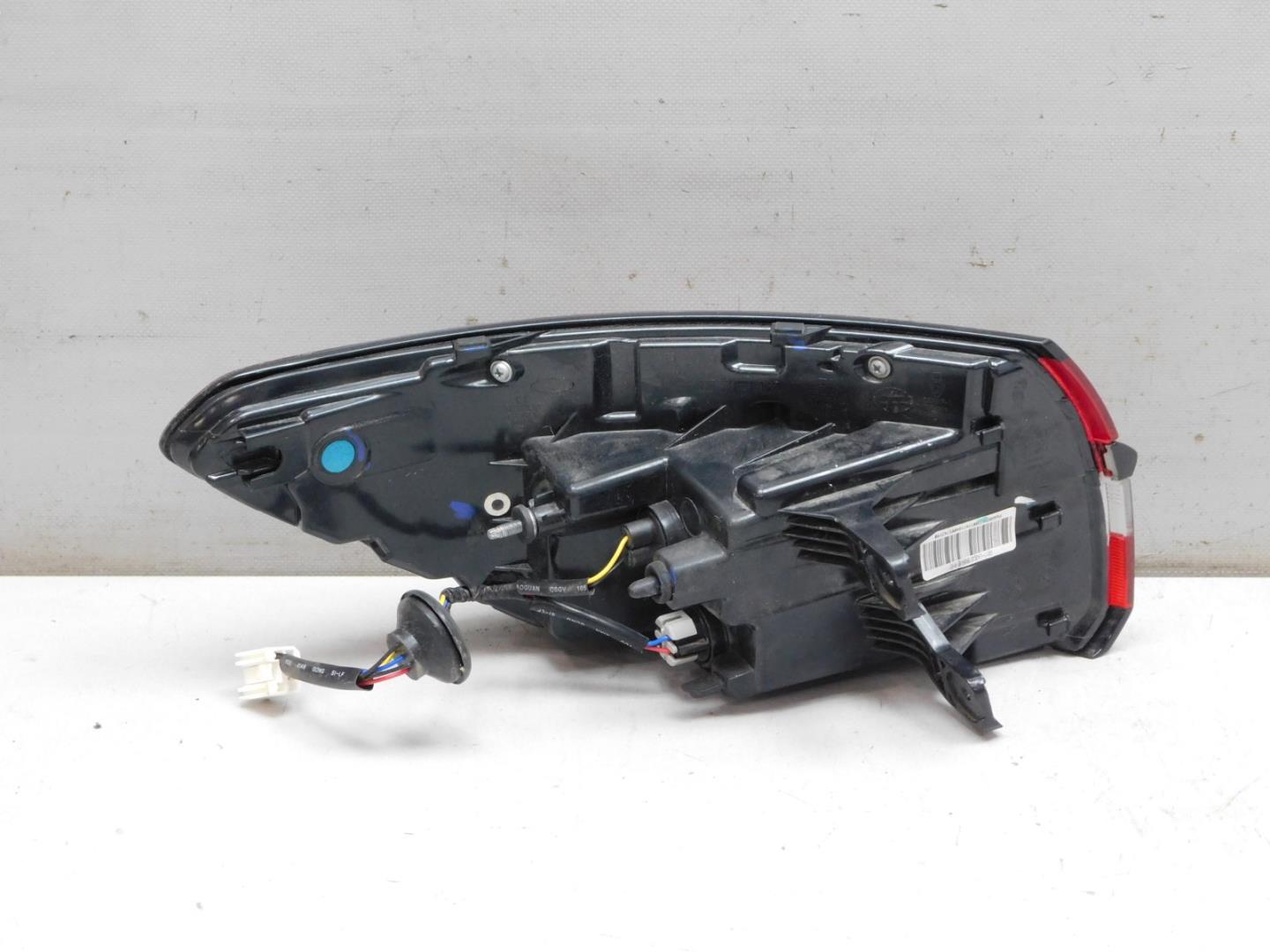 Фонарь задний наружный правый