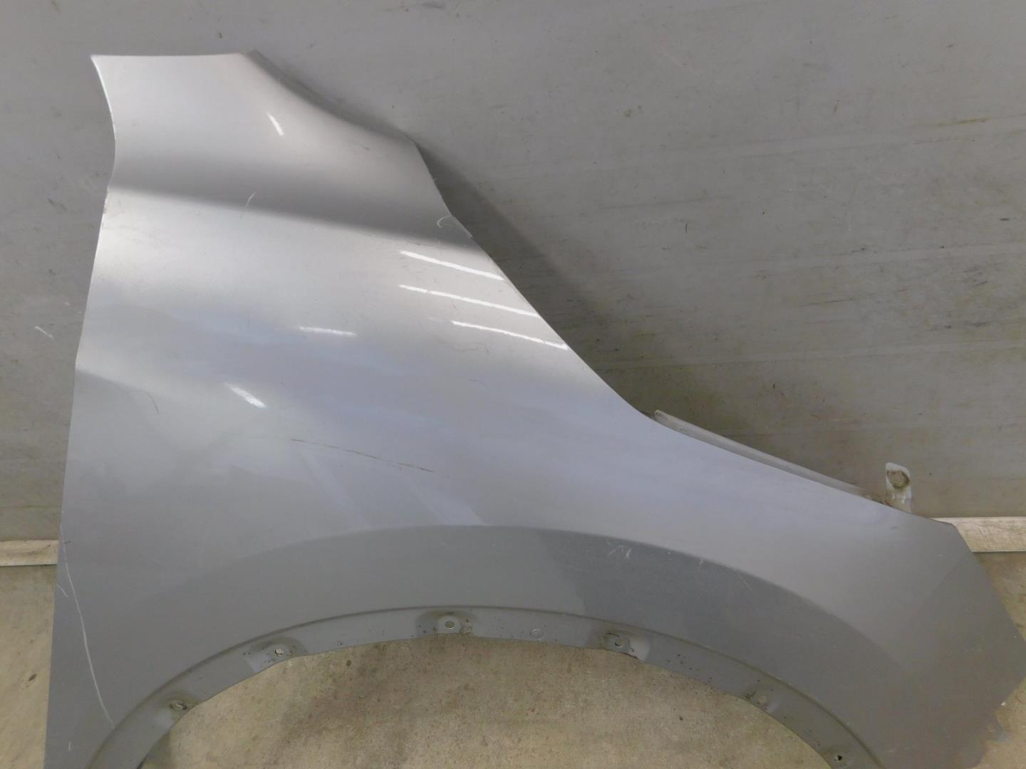 Крыло переднее правое