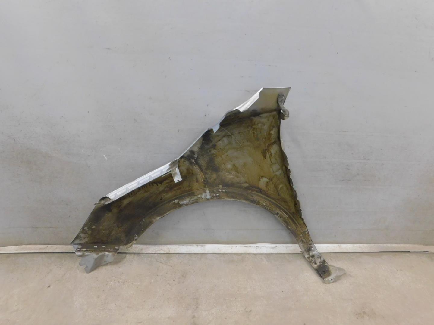 Крыло переднее правое