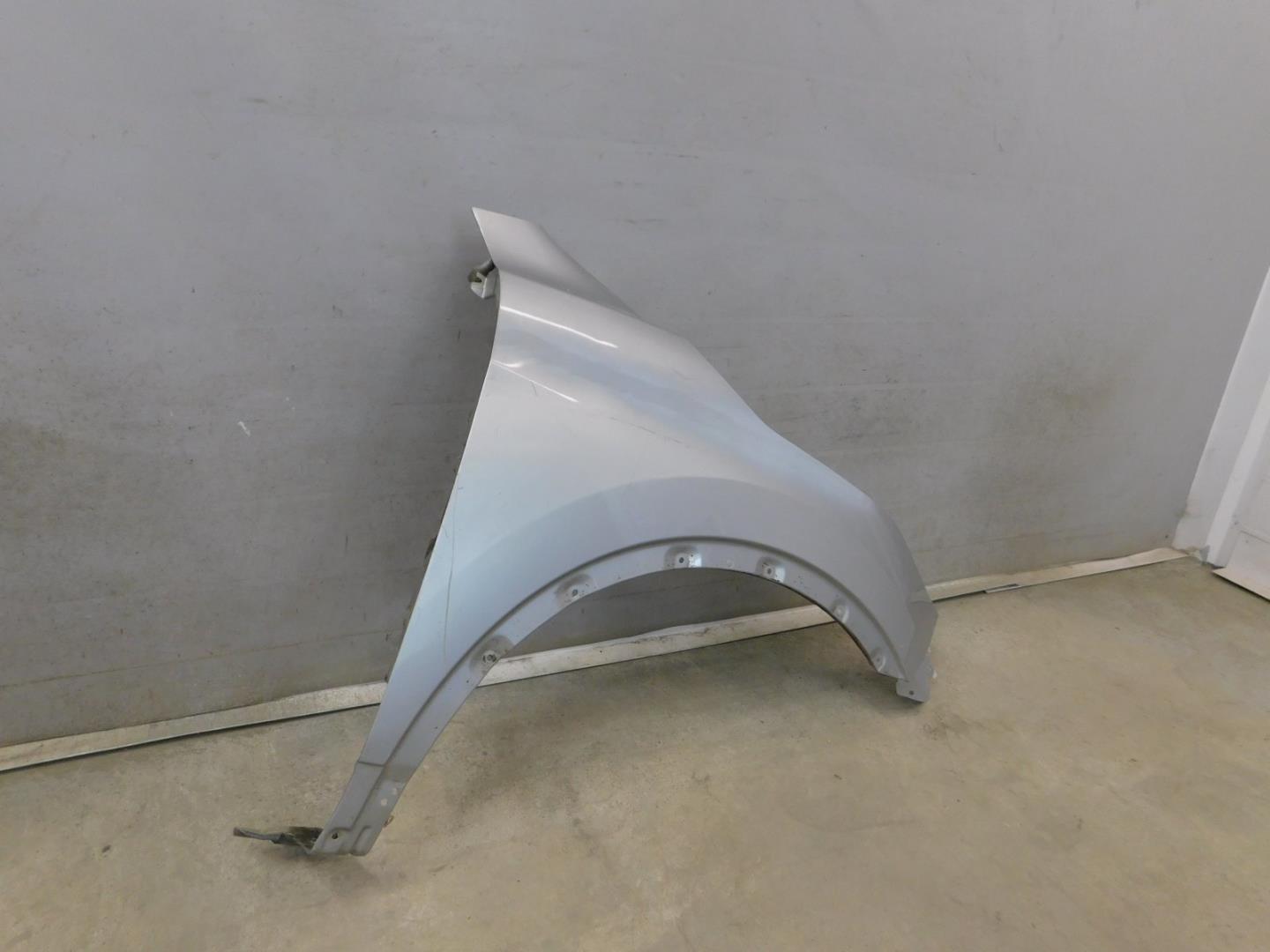 Крыло переднее правое