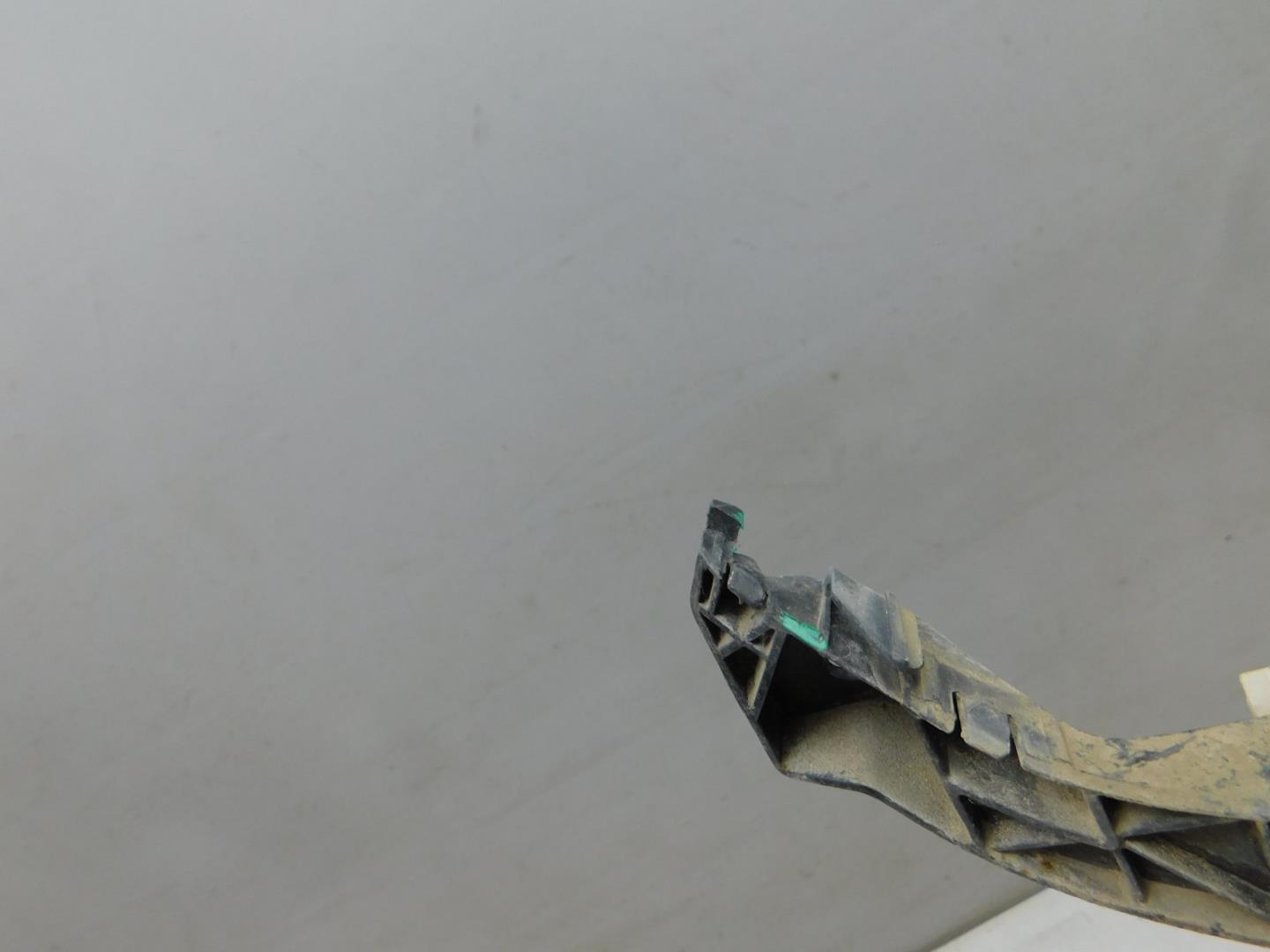 Направляющая переднего бампера