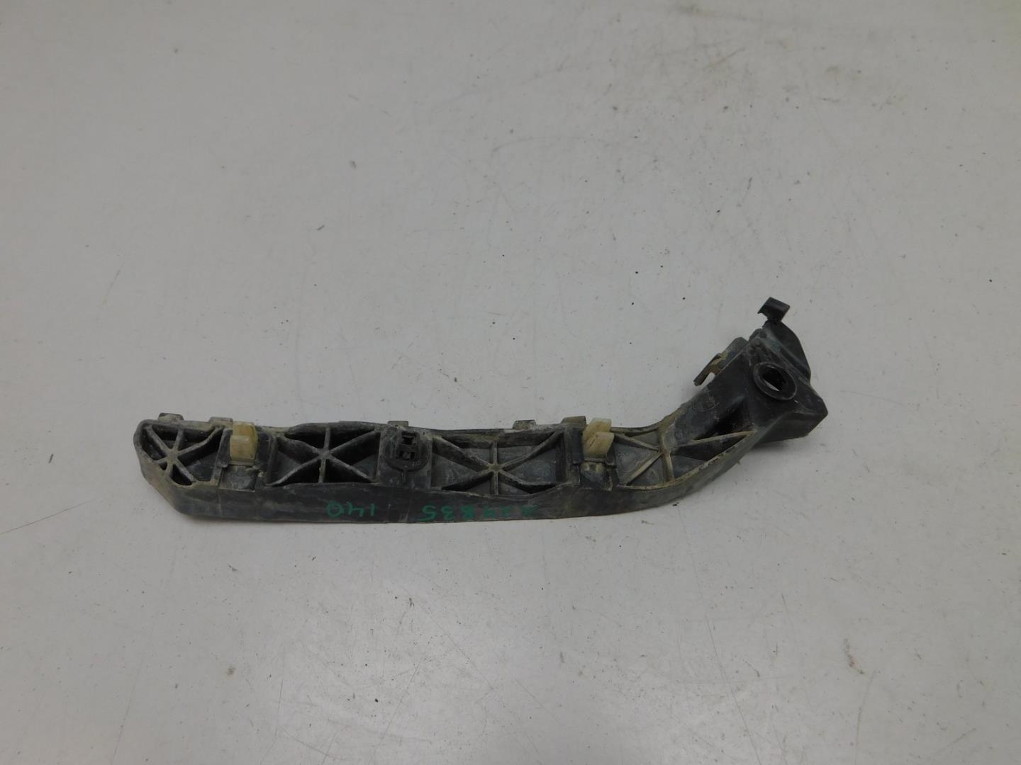 Направляющая переднего бампера