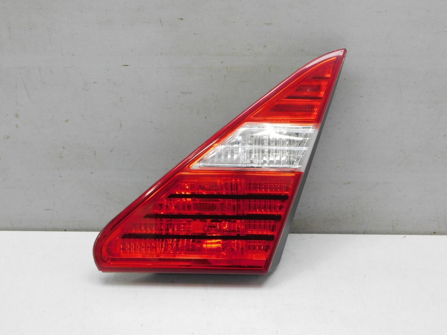 Фонарь задний внутренний правый