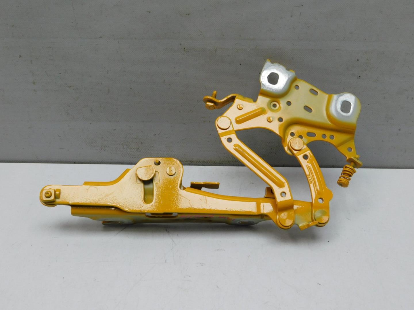 Петля капота правая