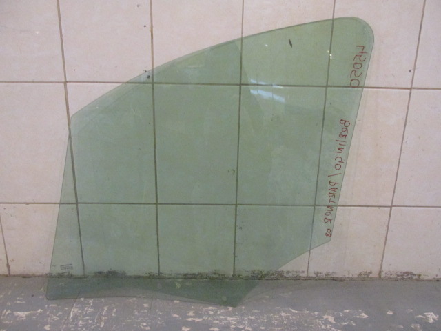 Стекло двери передней правой