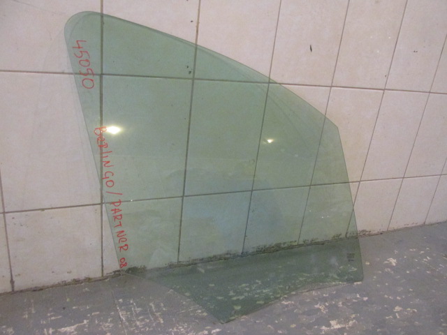 Стекло двери передней правой