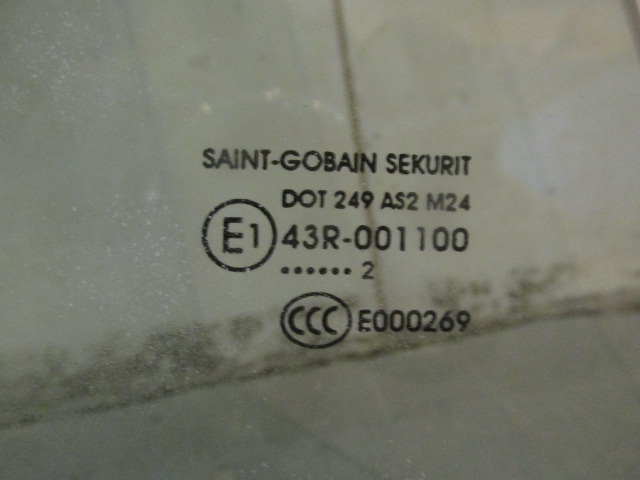 Стекло двери передней правой