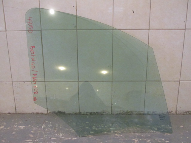 Стекло двери передней правой