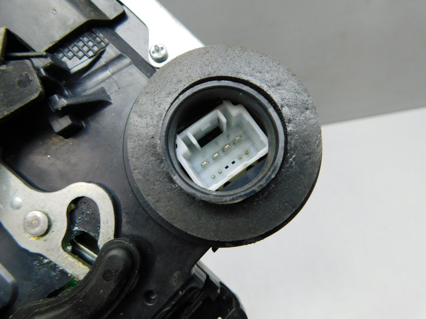 Замок двери задней левой