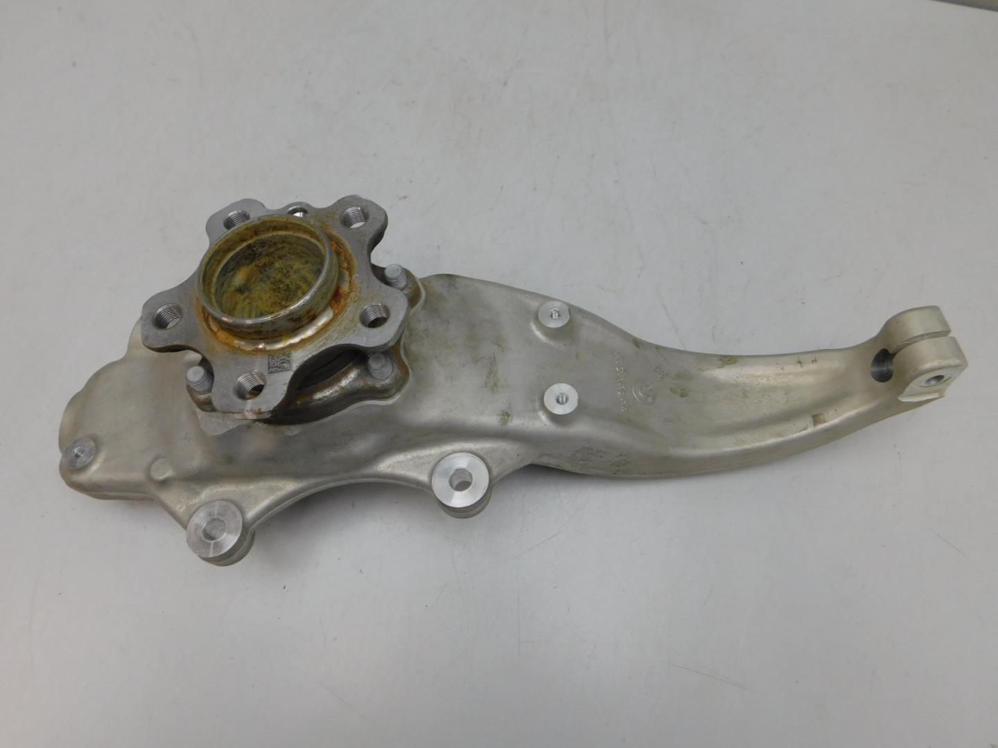 Кулак поворотный передний левый