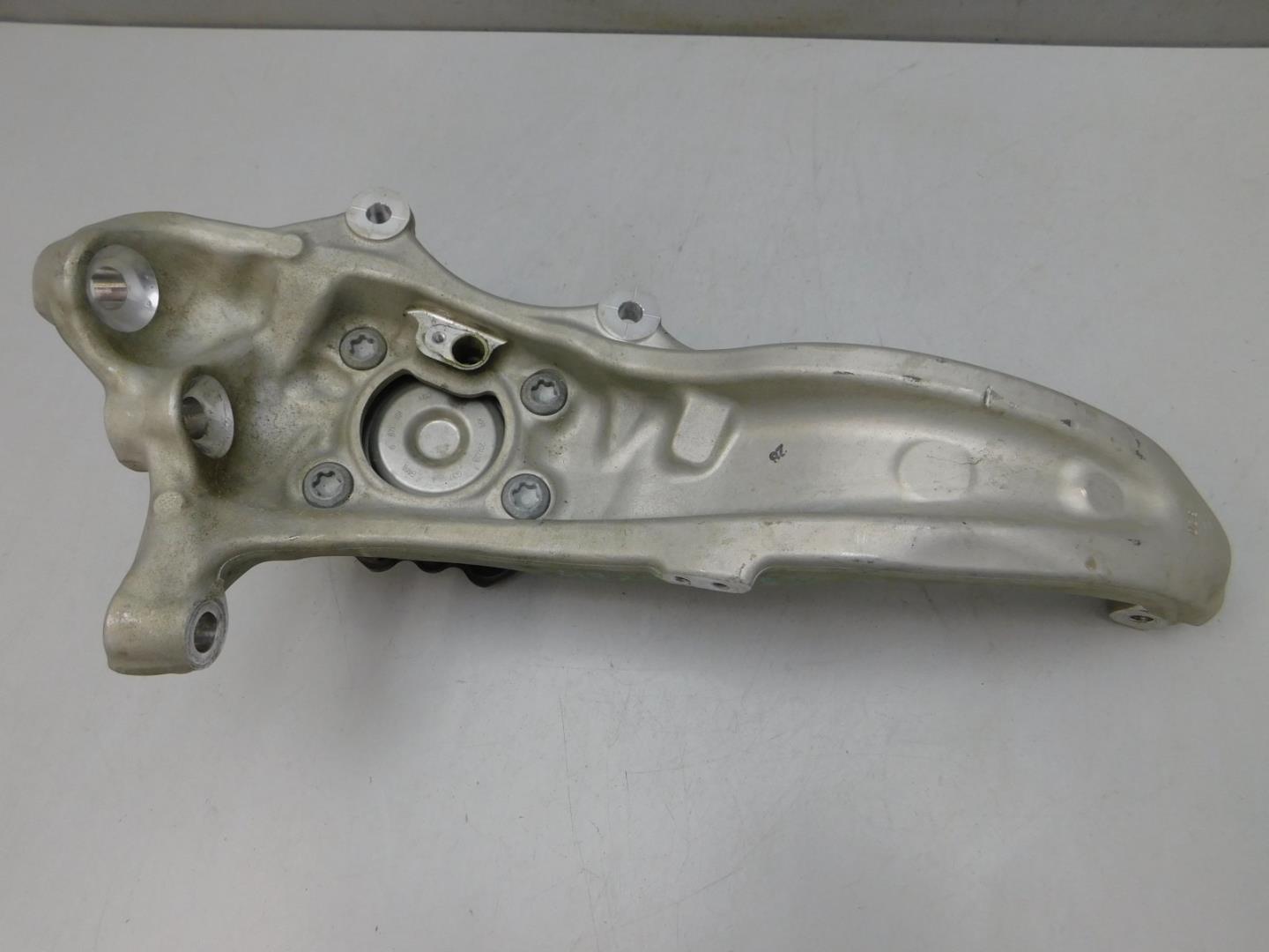 Кулак поворотный передний левый