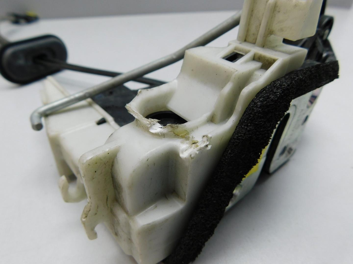 Замок двери передней правой