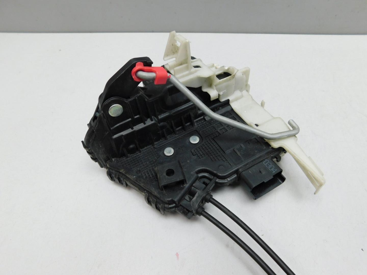 Замок двери передней правой