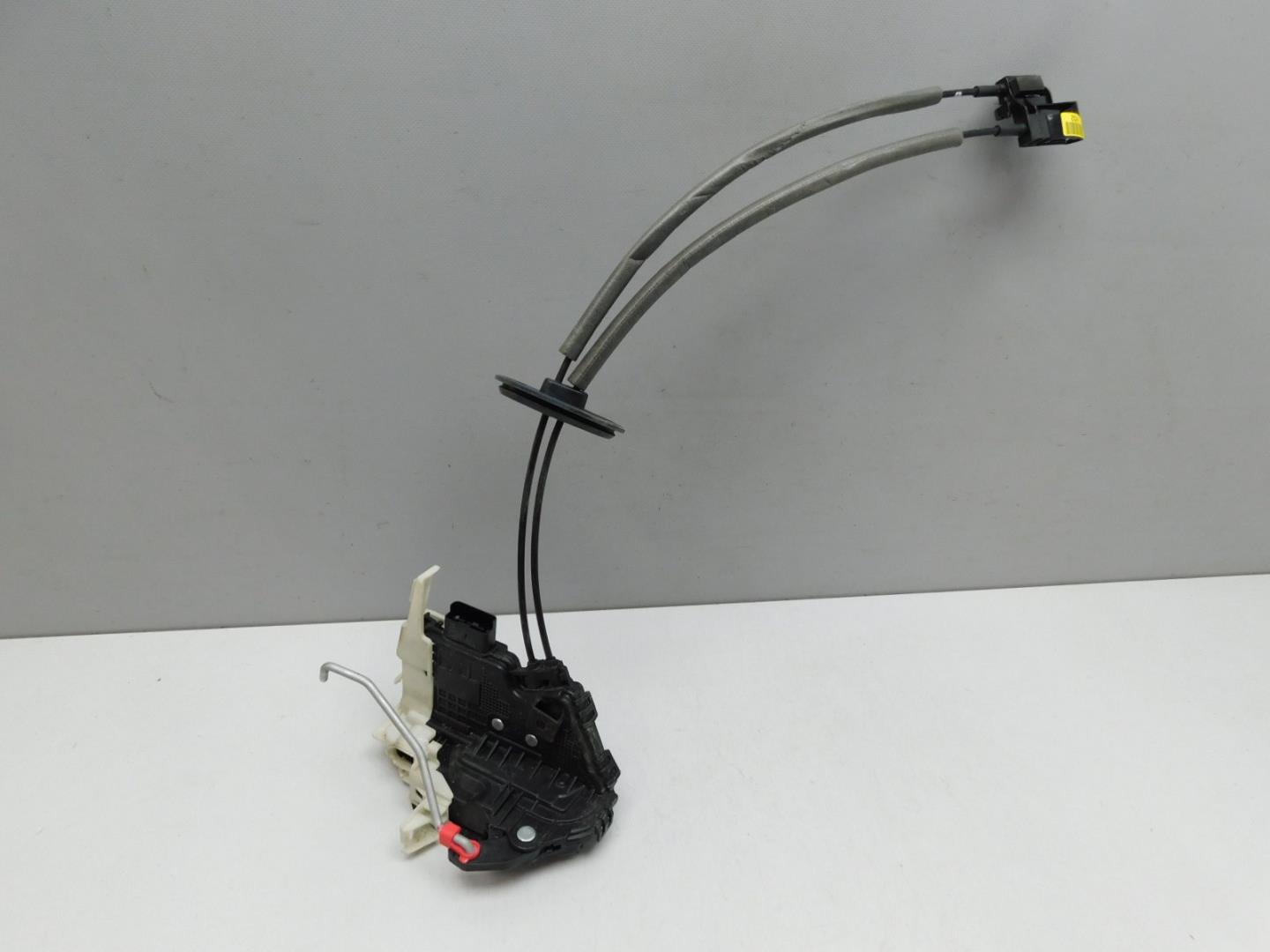 Замок двери передней правой