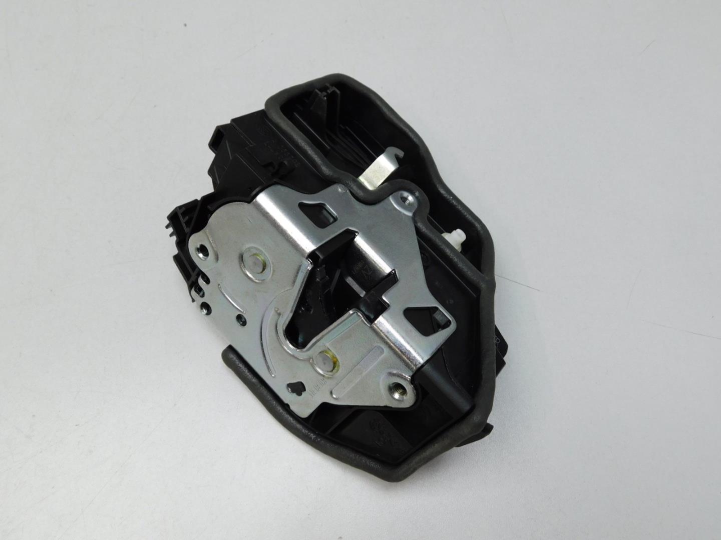 Замок двери задней правой