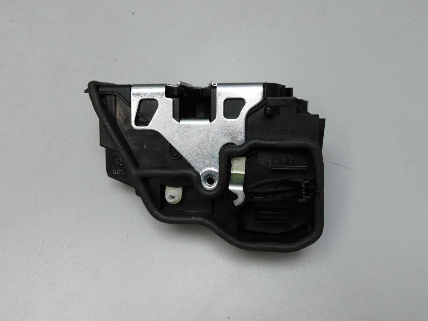 Замок двери задней правой