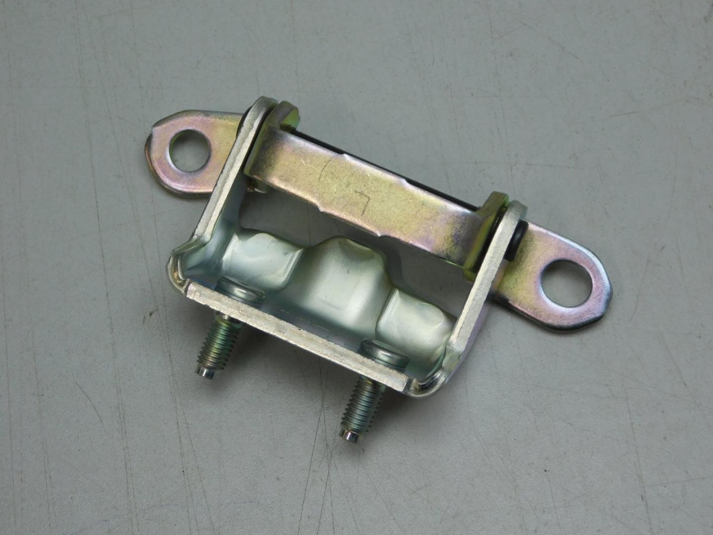 Петля двери задней левой верхняя